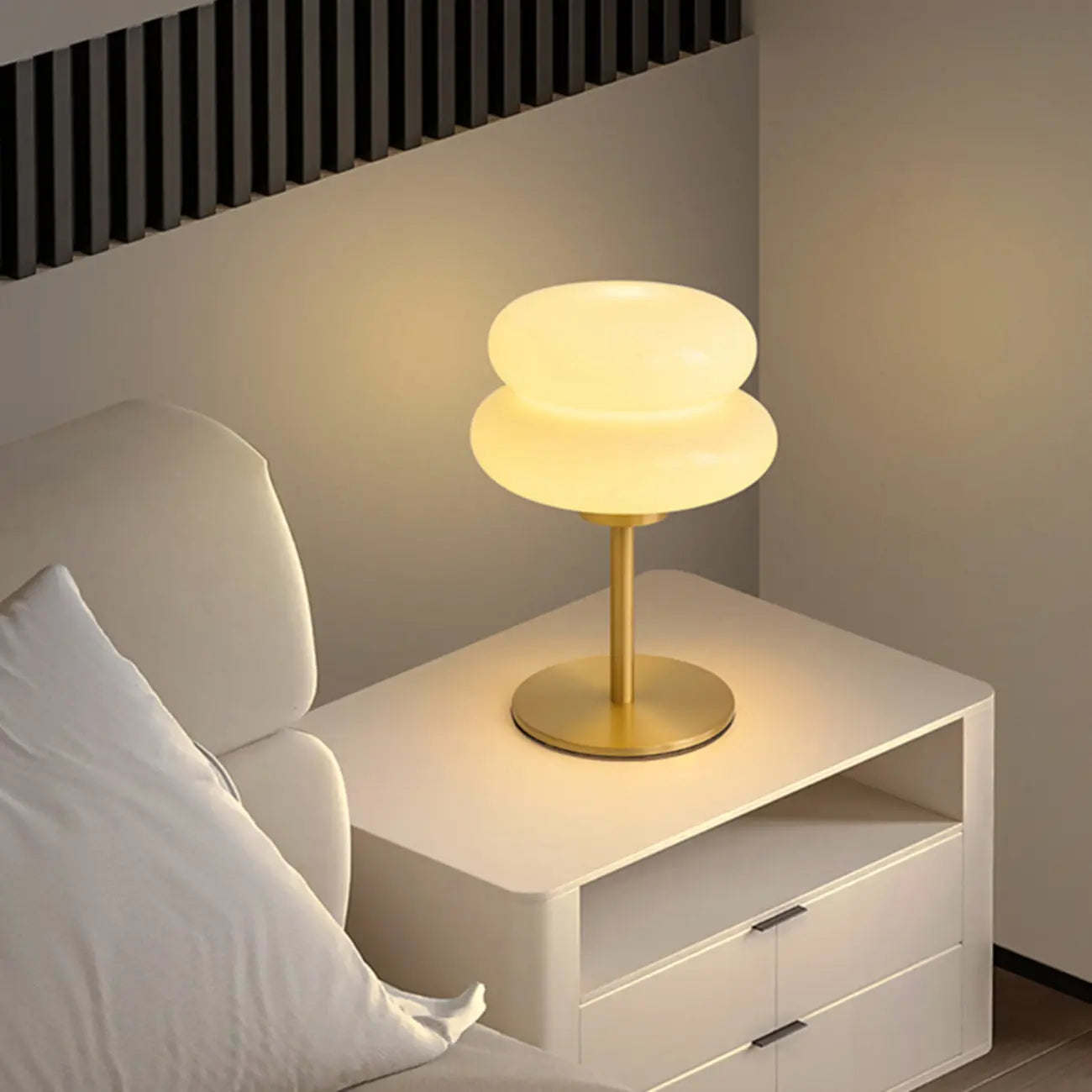 Lampe de table moderne en métal doré, verre et forme géométrique pour chambre à coucher