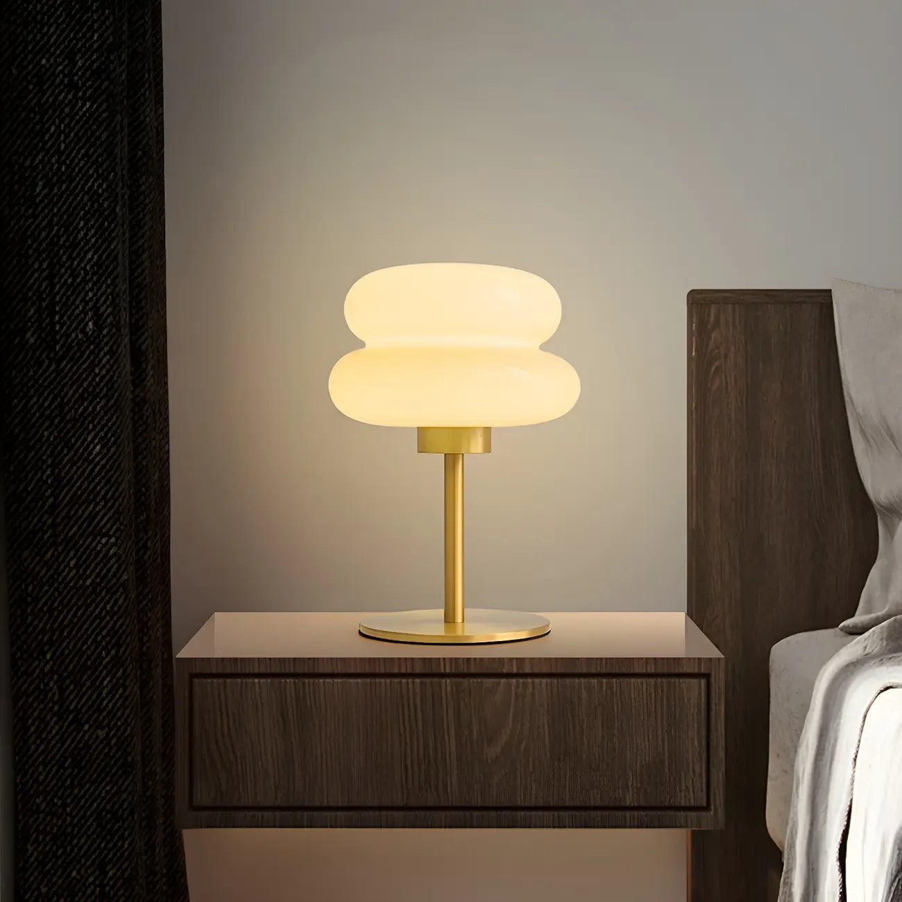 Lampe de table moderne en métal doré, verre et forme géométrique pour chambre à coucher