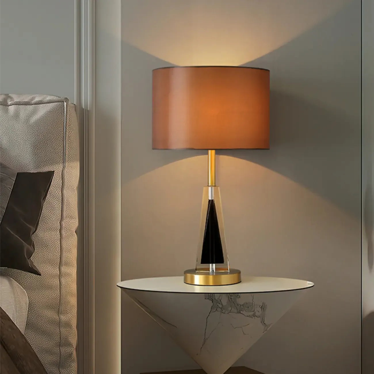 Lampe de table moderne en métal doré avec abat-jour cylindrique