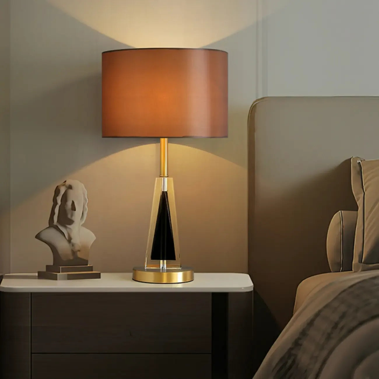 Lampe de table moderne en métal doré avec abat-jour cylindrique