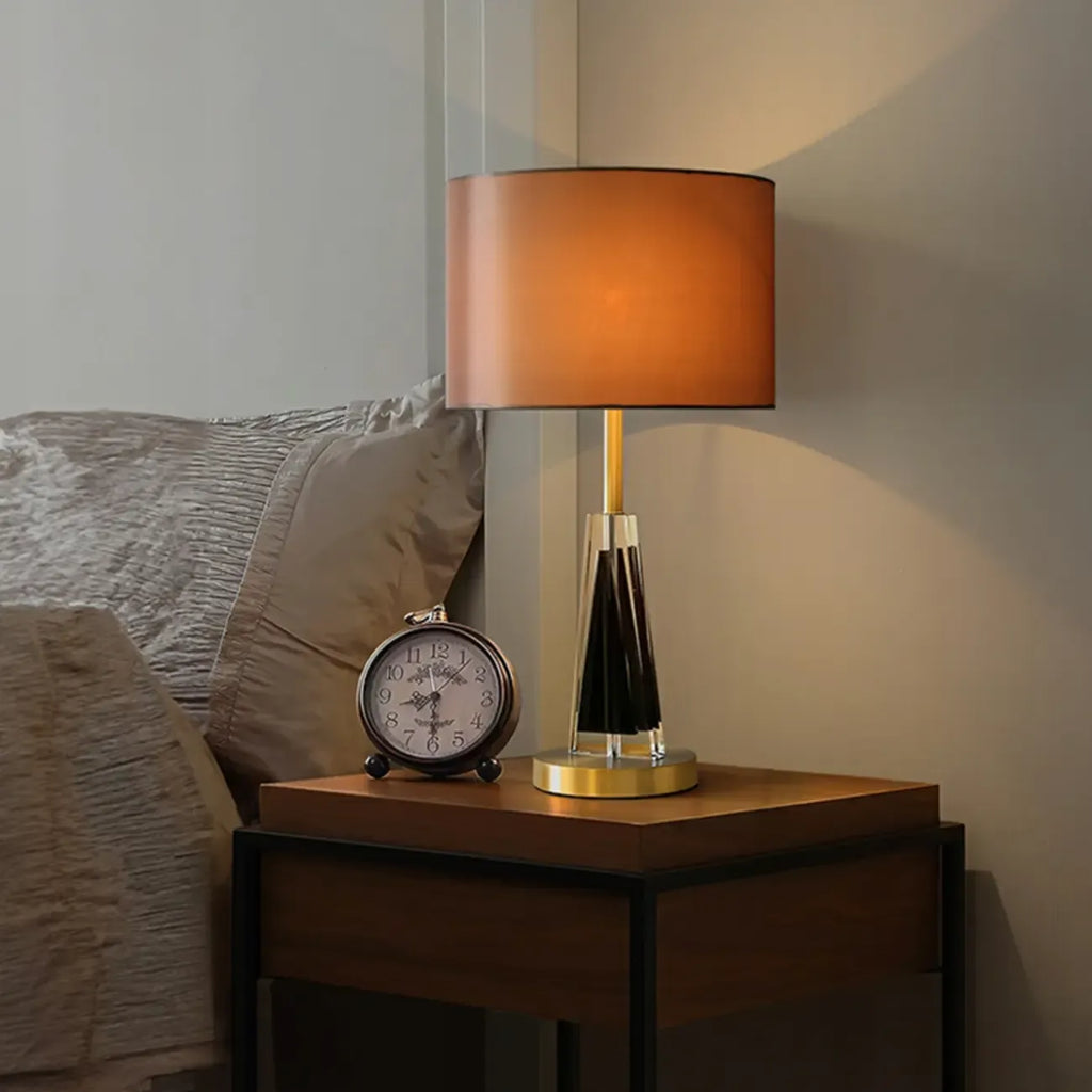 Lampe de table moderne en métal doré avec abat-jour cylindrique