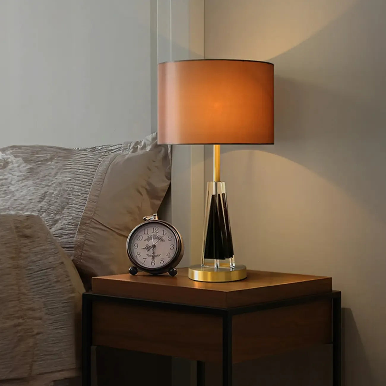 Lampe de table moderne en métal doré avec abat-jour cylindrique