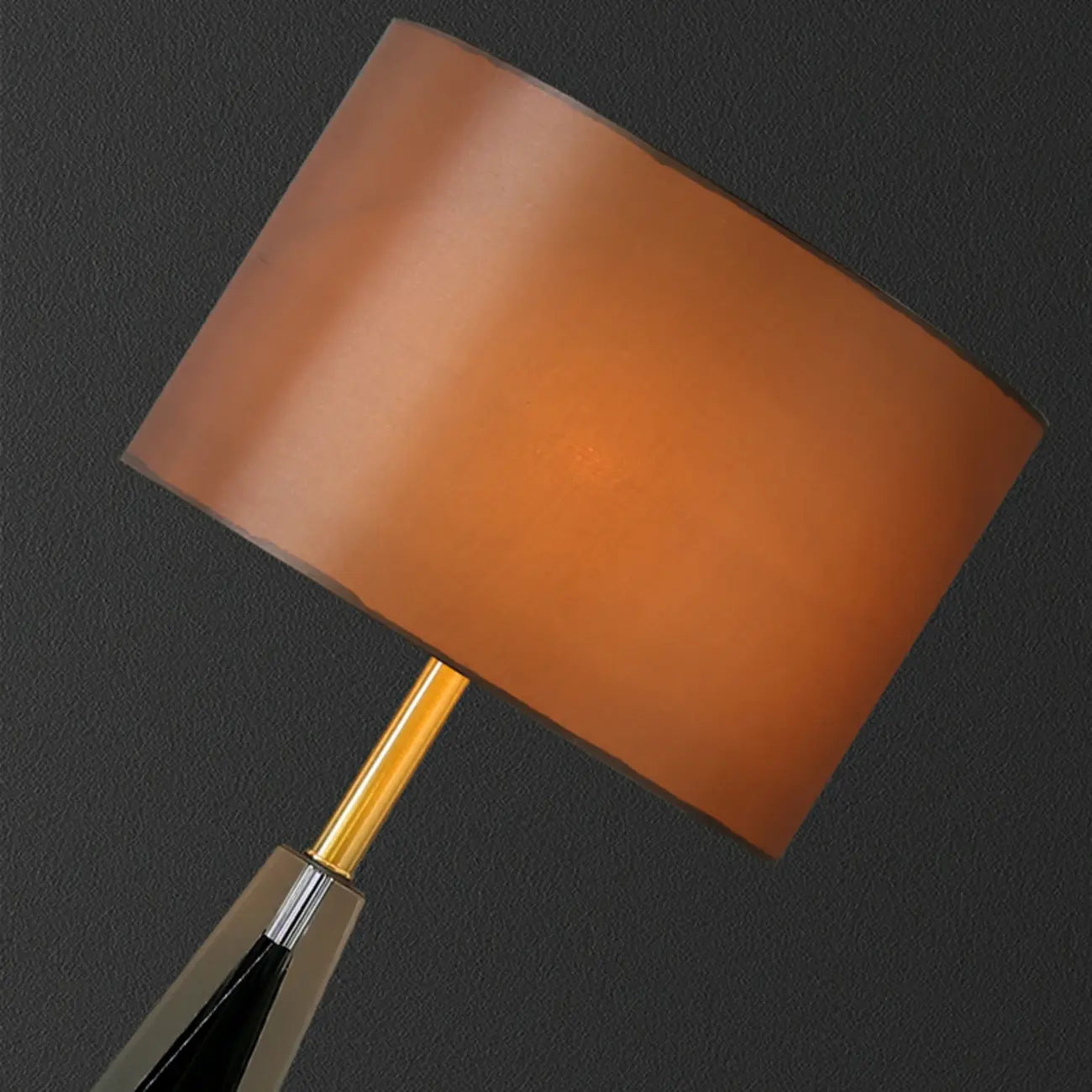 Lampe de table moderne en métal doré avec abat-jour cylindrique