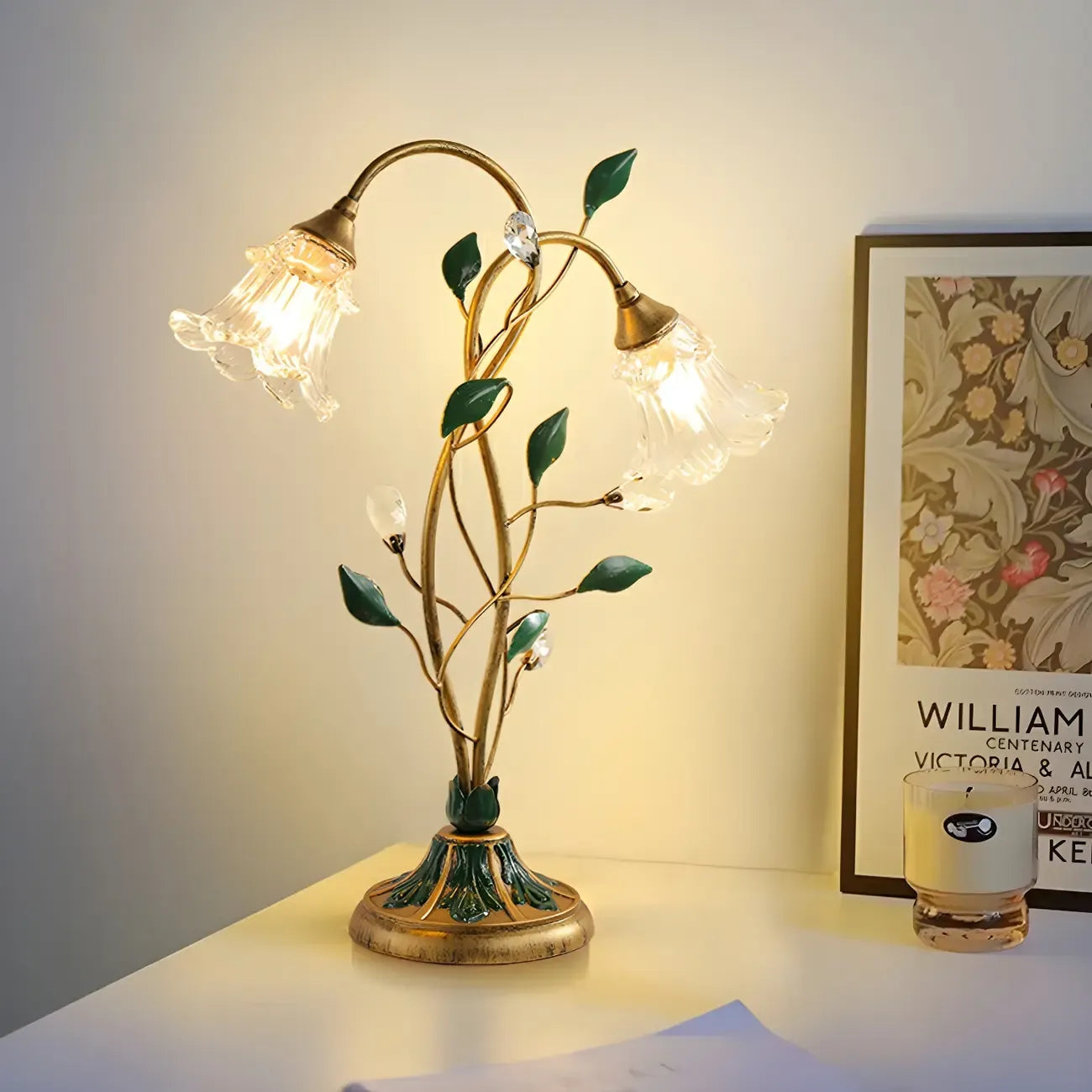 Lampe de table élégante en métal avec abat-jour floral en verre pour usage résidentiel