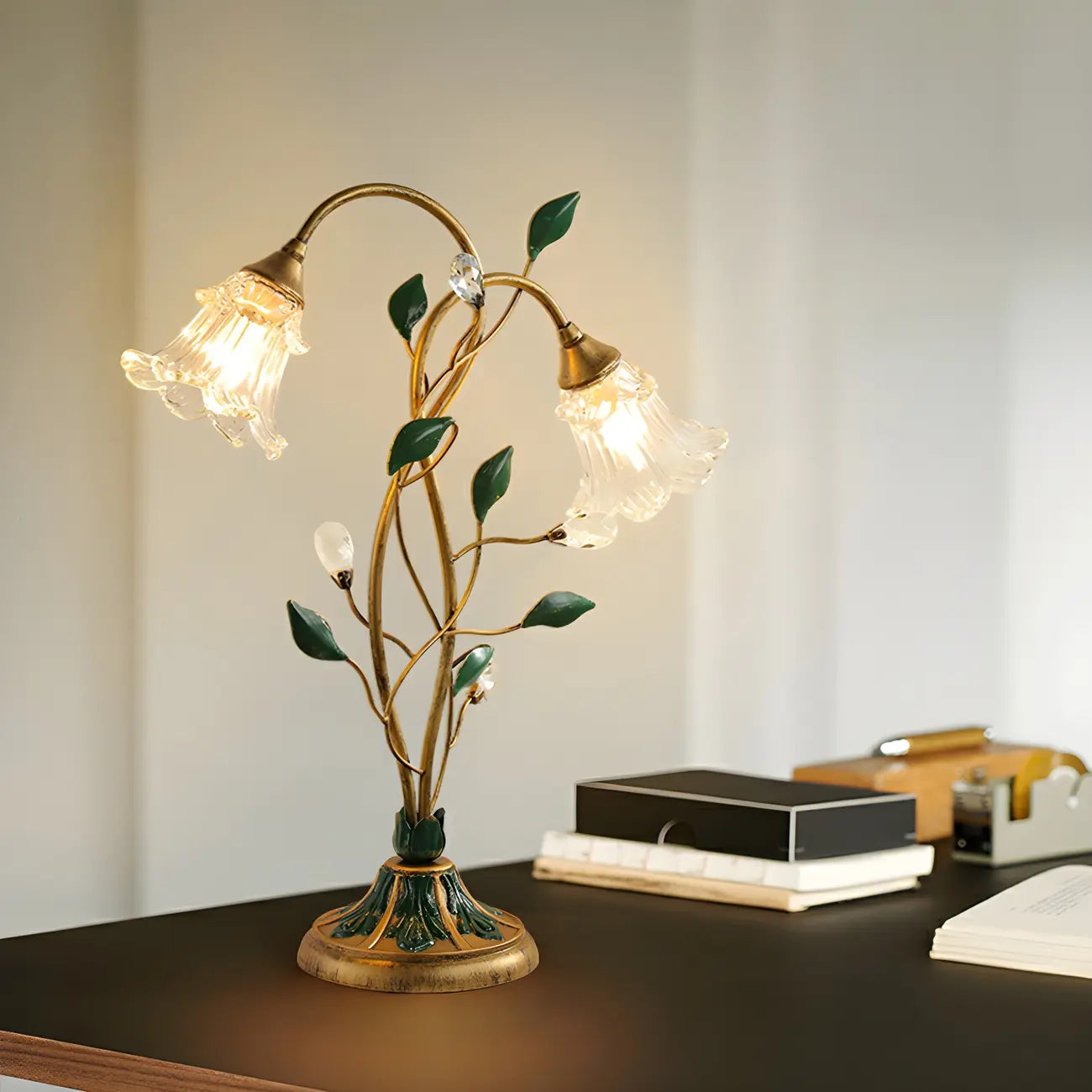 Lampe de table élégante en métal avec abat-jour floral en verre pour usage résidentiel