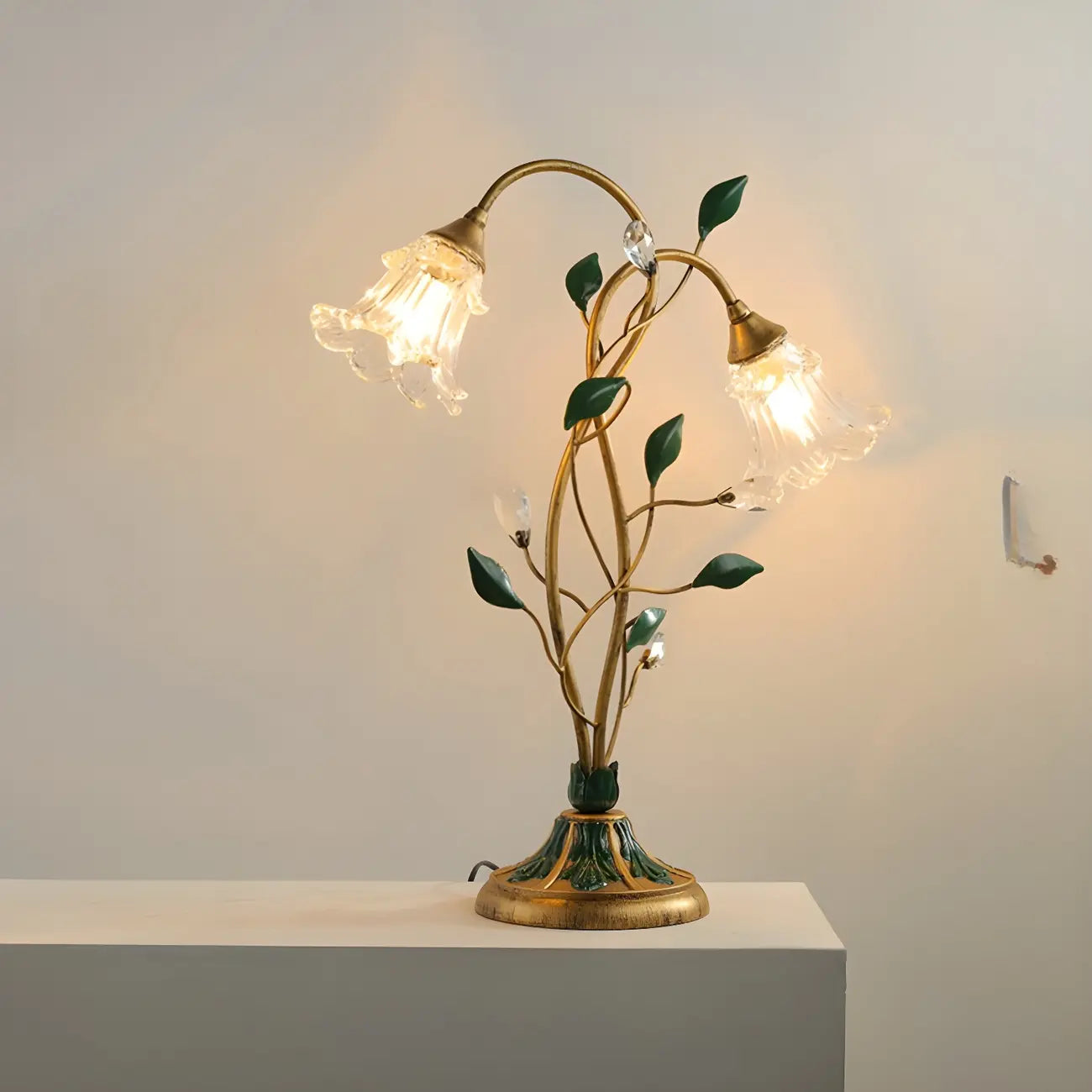 Lampe de table élégante en métal avec abat-jour floral en verre pour usage résidentiel