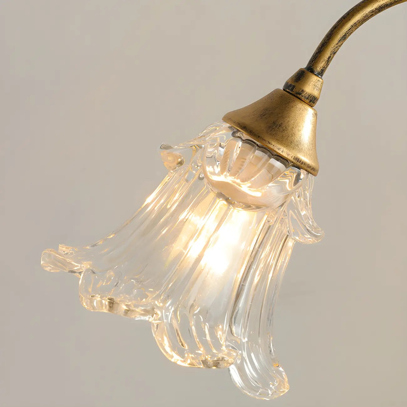 Lampe de table élégante en métal avec abat-jour floral en verre pour usage résidentiel