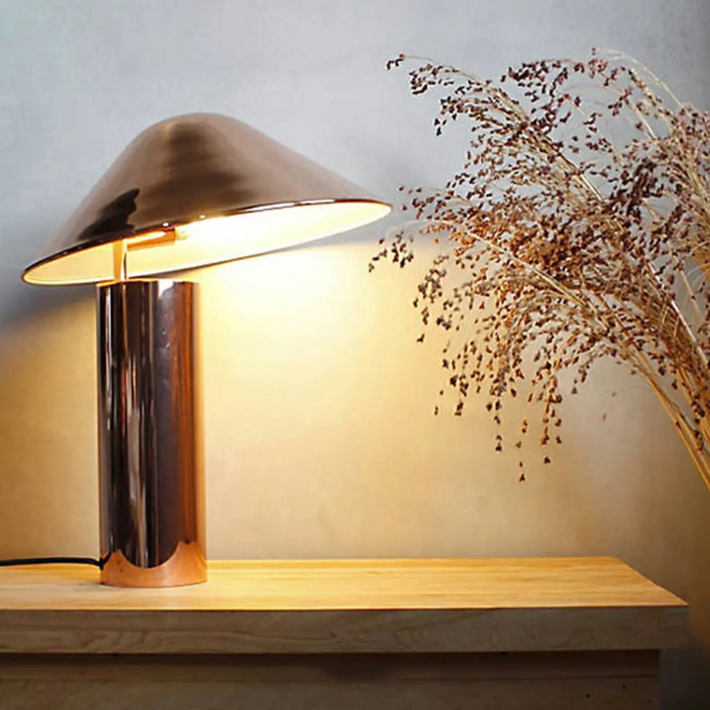 Lampe de table moderne conique en aluminium pour chambre à coucher