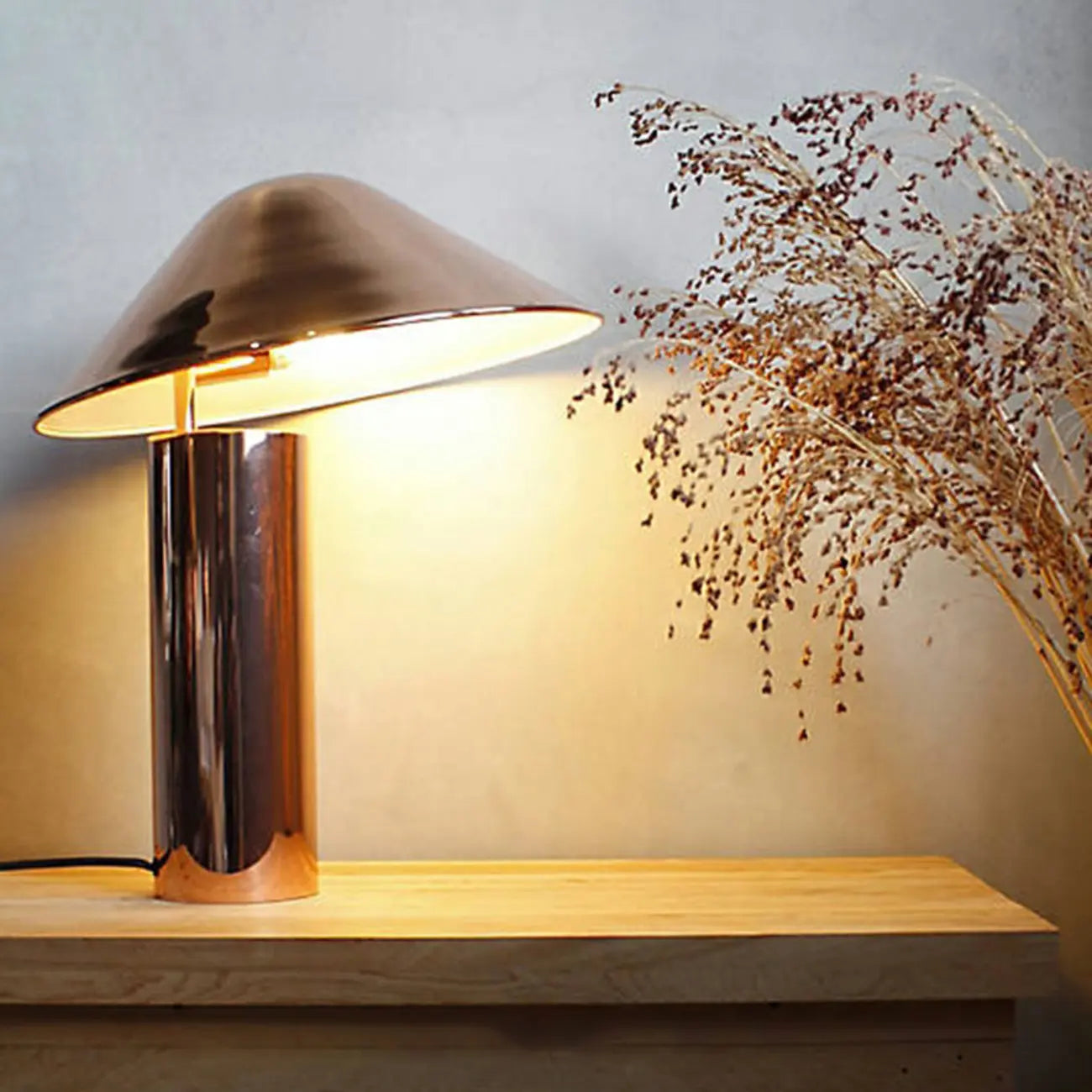 Lampe de table moderne conique en aluminium pour chambre à coucher