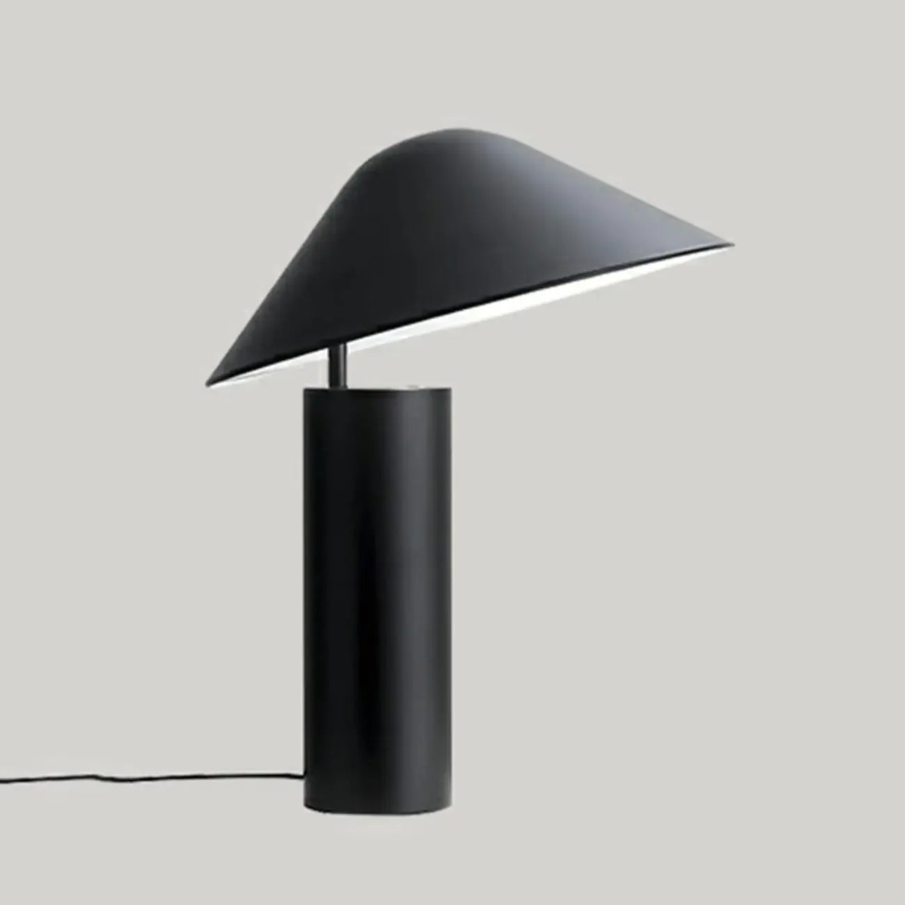 Lampe de table moderne conique en aluminium pour chambre à coucher