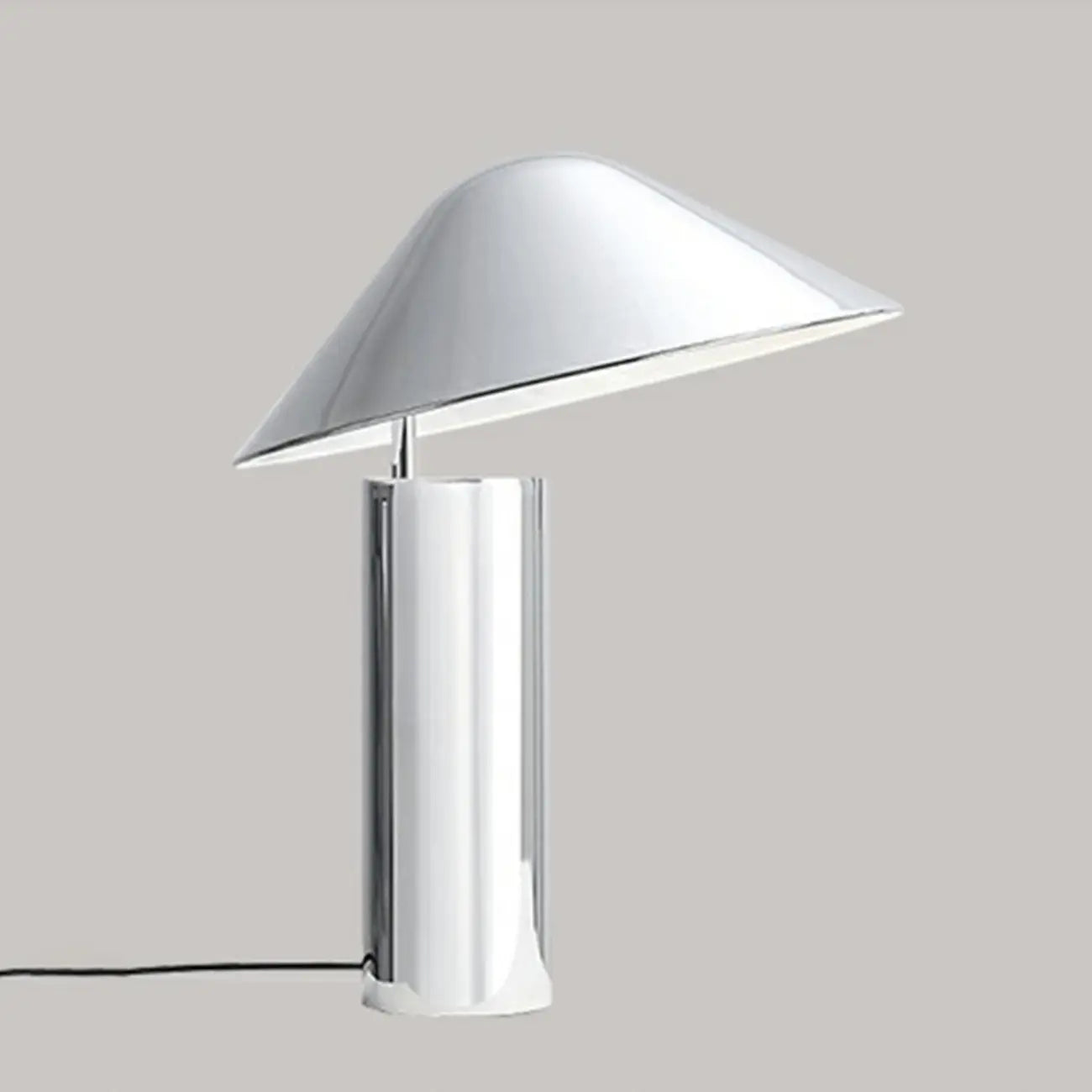 Lampe de table moderne conique en aluminium pour chambre à coucher