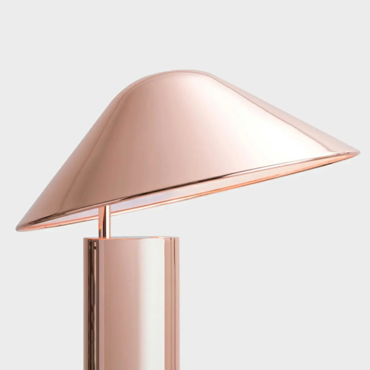 Lampe de table moderne conique en aluminium pour chambre à coucher