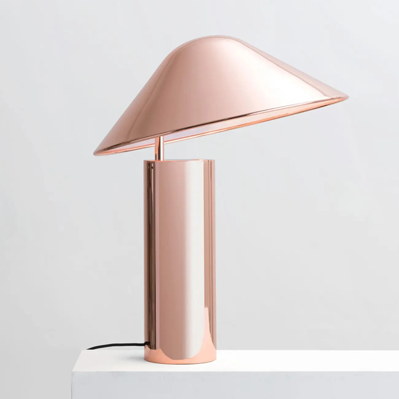 Lampe de table moderne conique en aluminium pour chambre à coucher