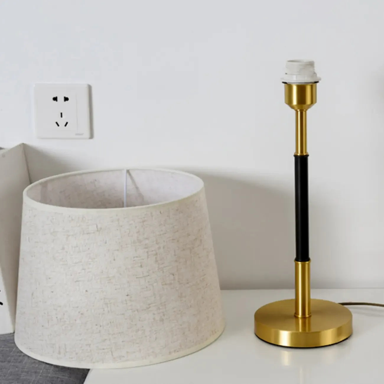 Lampe de table géométrique moderne dorée pour salon