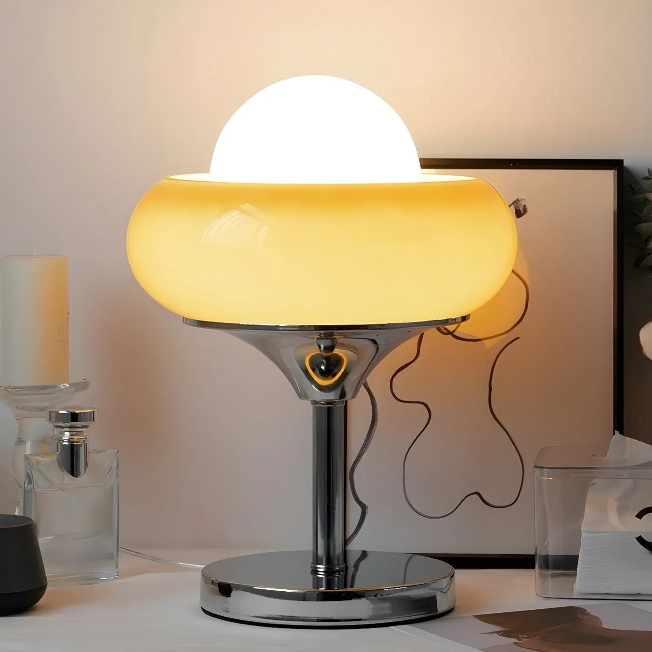 Lampe de table simple en verre globe orange pour usage résidentiel