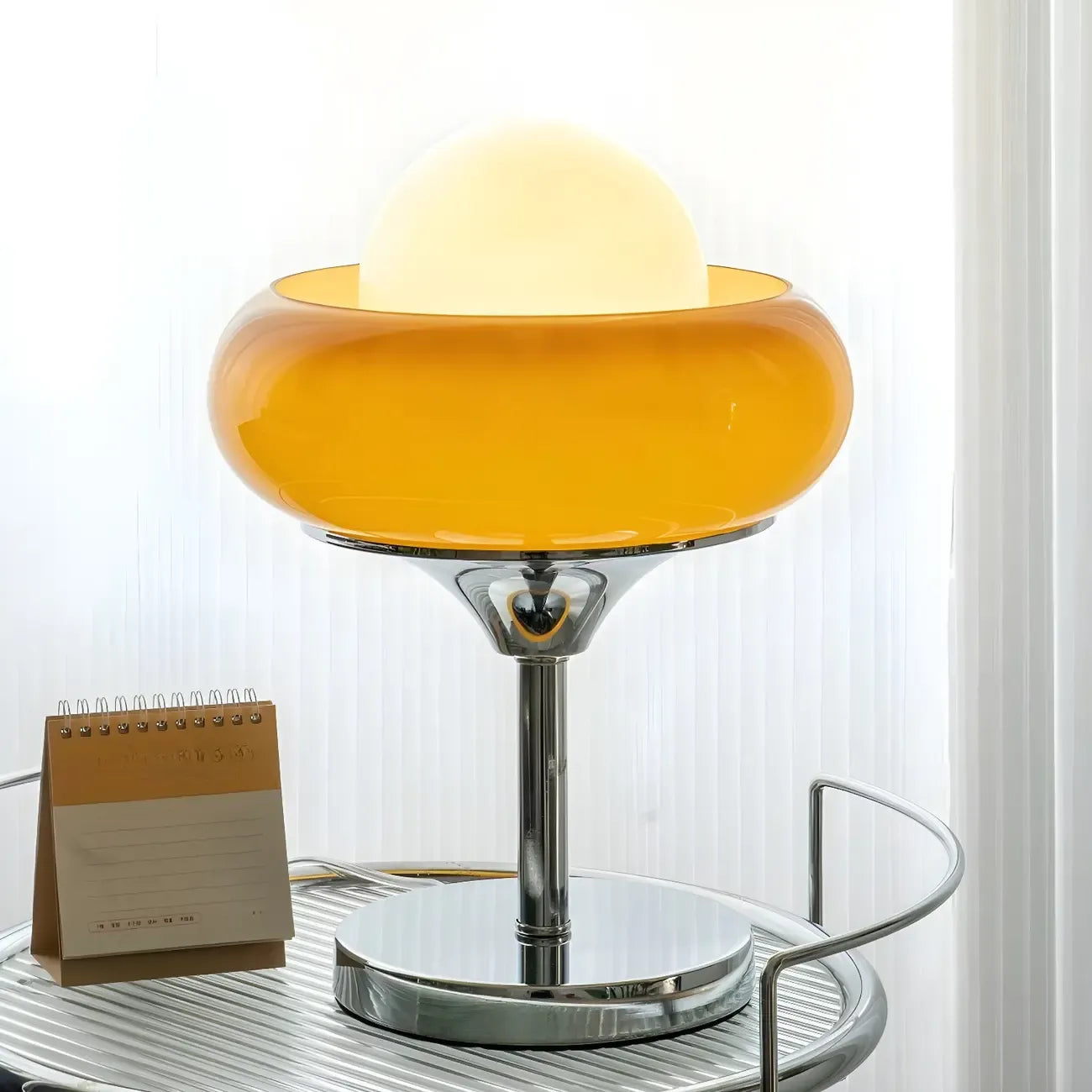 Lampe de table simple en verre globe orange pour usage résidentiel