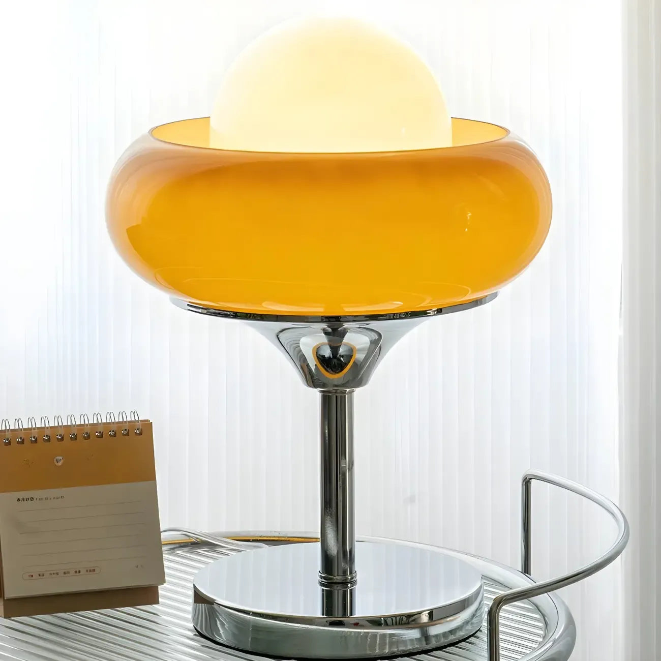 Lampe de table simple en verre globe orange pour usage résidentiel