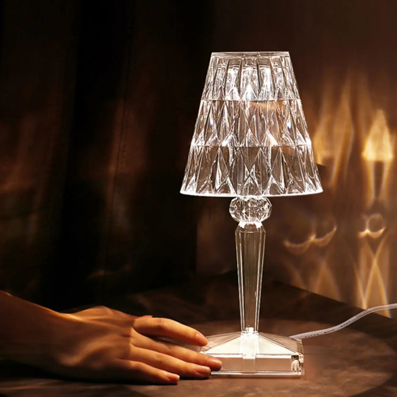 Lampe de table glamour rechargeable en acrylique pour chambre à coucher