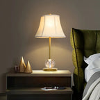 Lampe de table classique blanche à abat-jour géométrique doré pour chambre à coucher