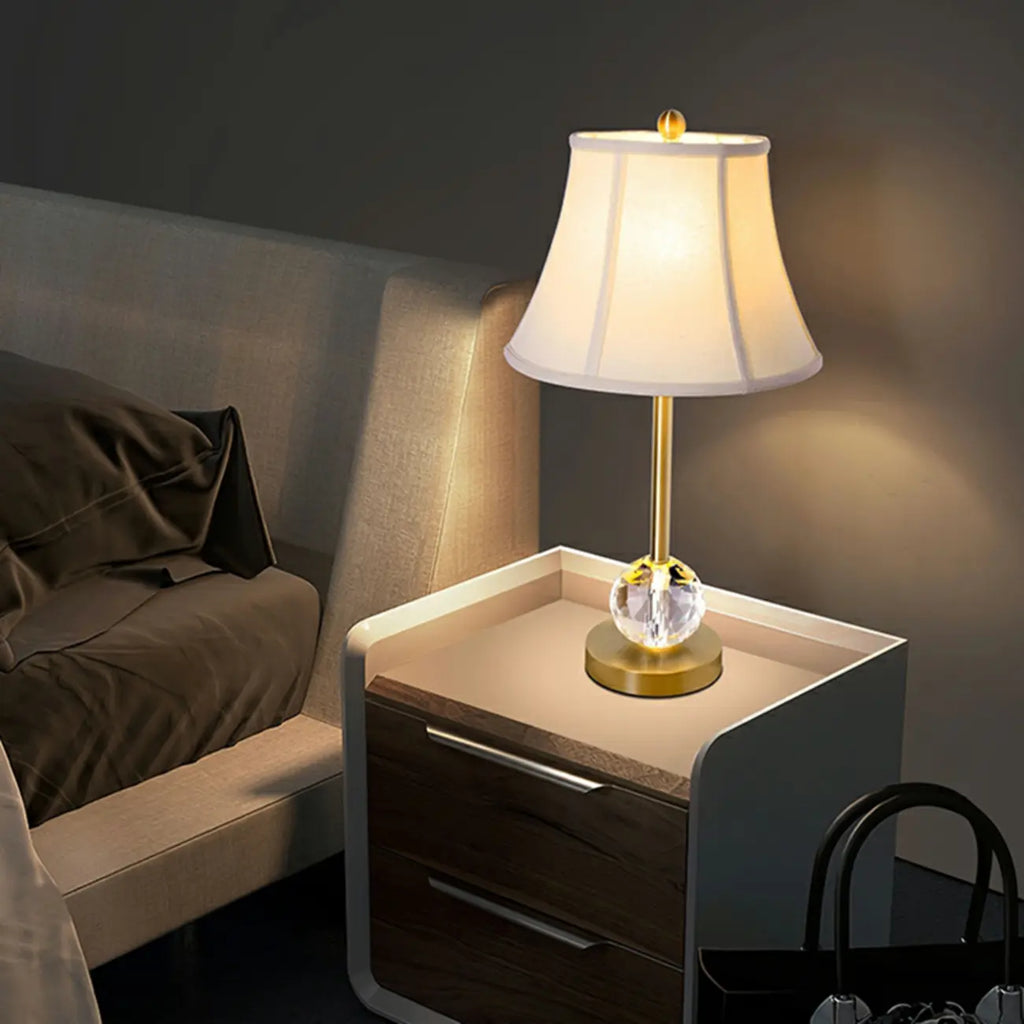 Lampe de table classique blanche à abat-jour géométrique doré pour chambre à coucher