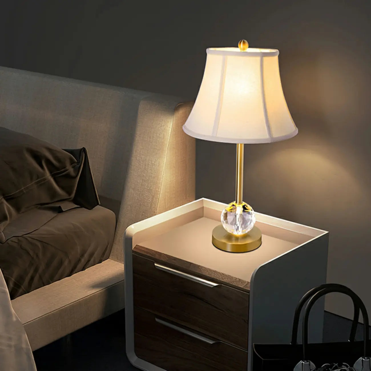 Lampe de table classique blanche à abat-jour géométrique doré pour chambre à coucher