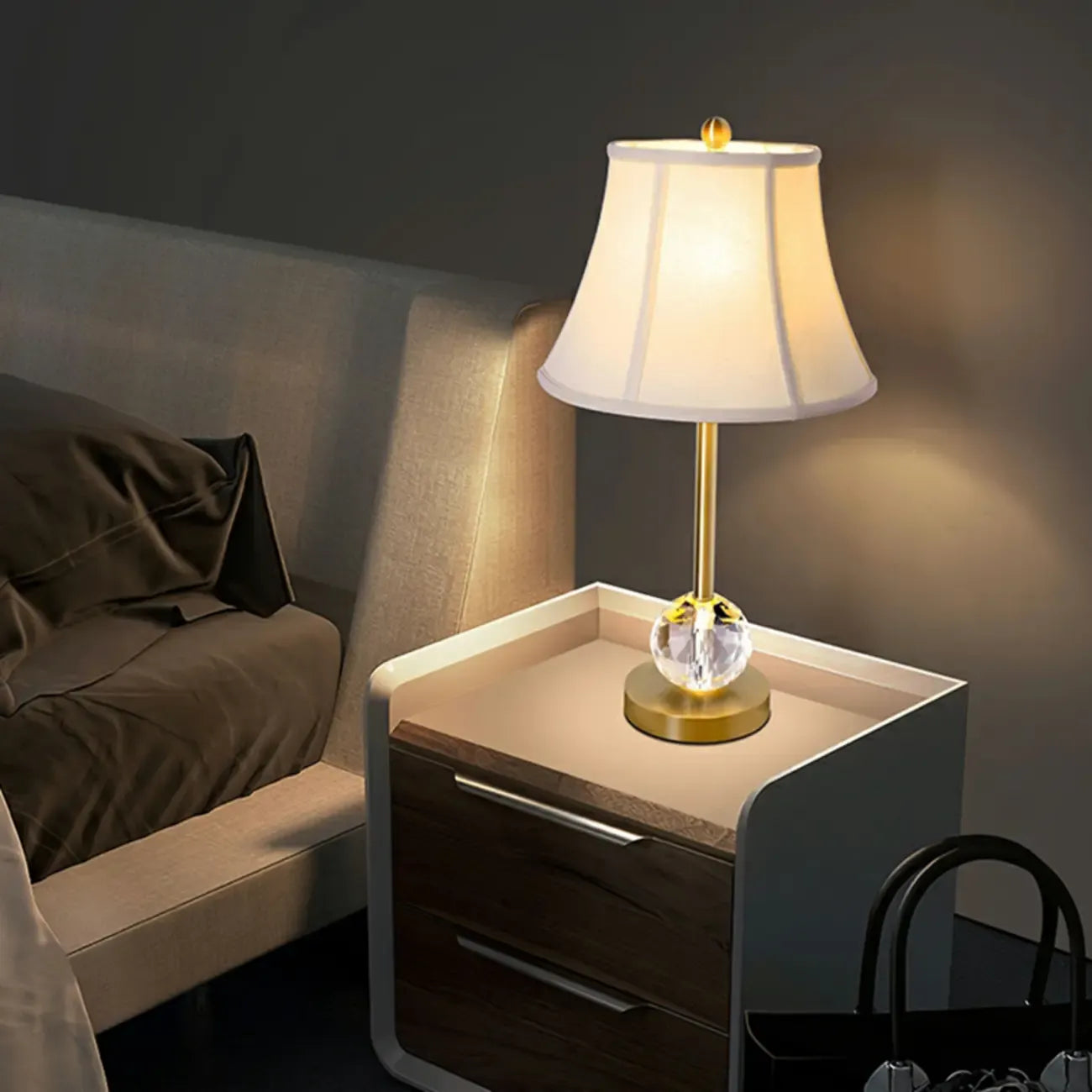 Lampe de table classique blanche à abat-jour géométrique doré pour chambre à coucher