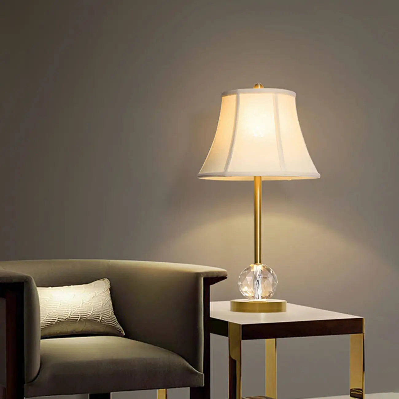 Lampe de table classique blanche à abat-jour géométrique doré pour chambre à coucher