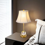 Lampe de table classique blanche à abat-jour géométrique doré pour chambre à coucher