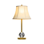 Lampe de table classique blanche à abat-jour géométrique doré pour chambre à coucher