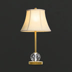 Lampe de table classique blanche à abat-jour géométrique doré pour chambre à coucher