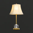 Lampe de table classique blanche à abat-jour géométrique doré pour chambre à coucher