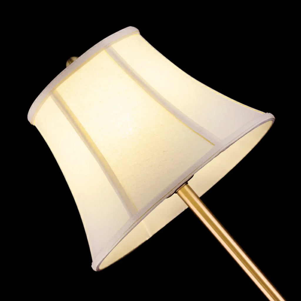 Lampe de table classique blanche à abat-jour géométrique doré pour chambre à coucher