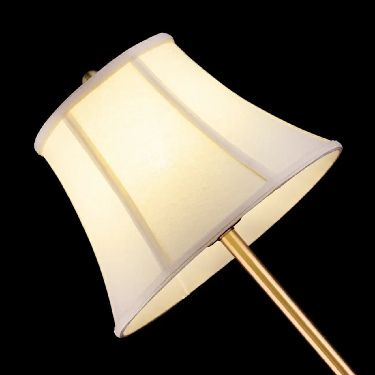 Lampe de table classique blanche à abat-jour géométrique doré pour chambre à coucher