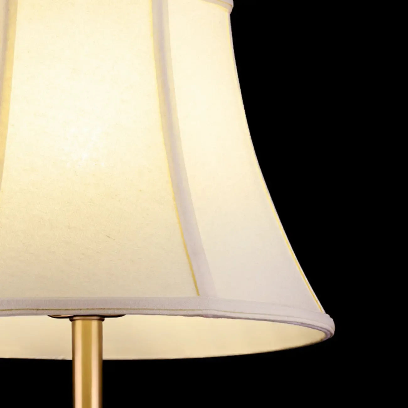 Lampe de table classique blanche à abat-jour géométrique doré pour chambre à coucher