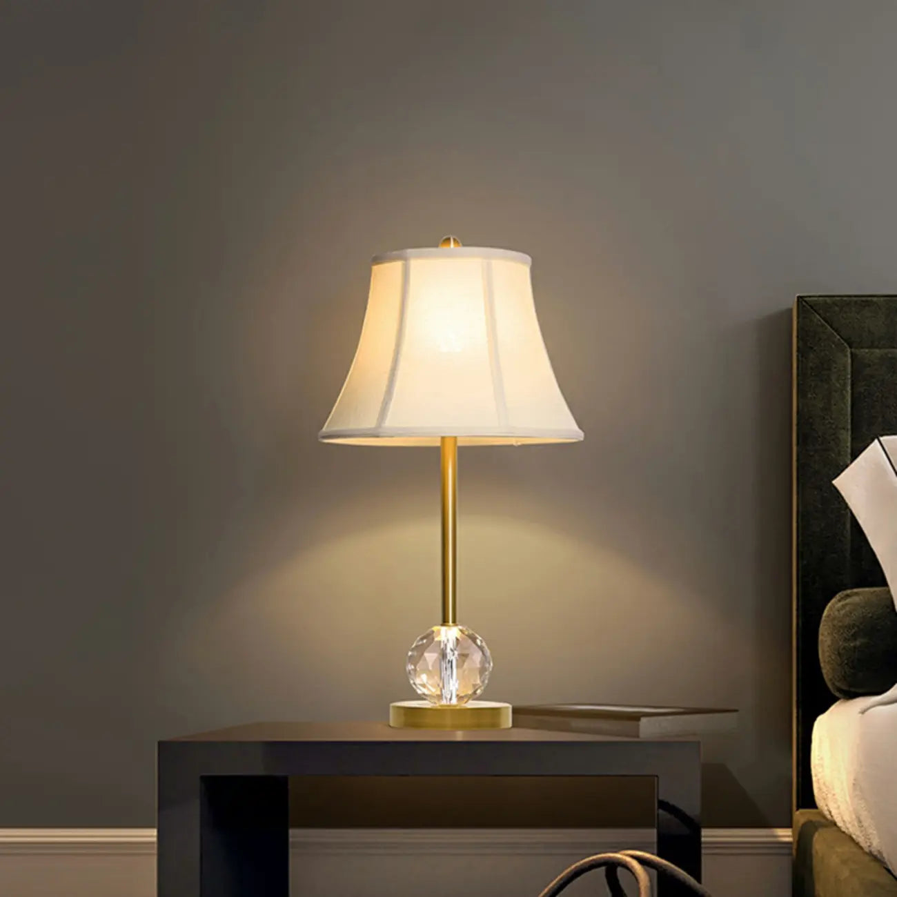 Lampe de table classique blanche à abat-jour géométrique doré pour chambre à coucher