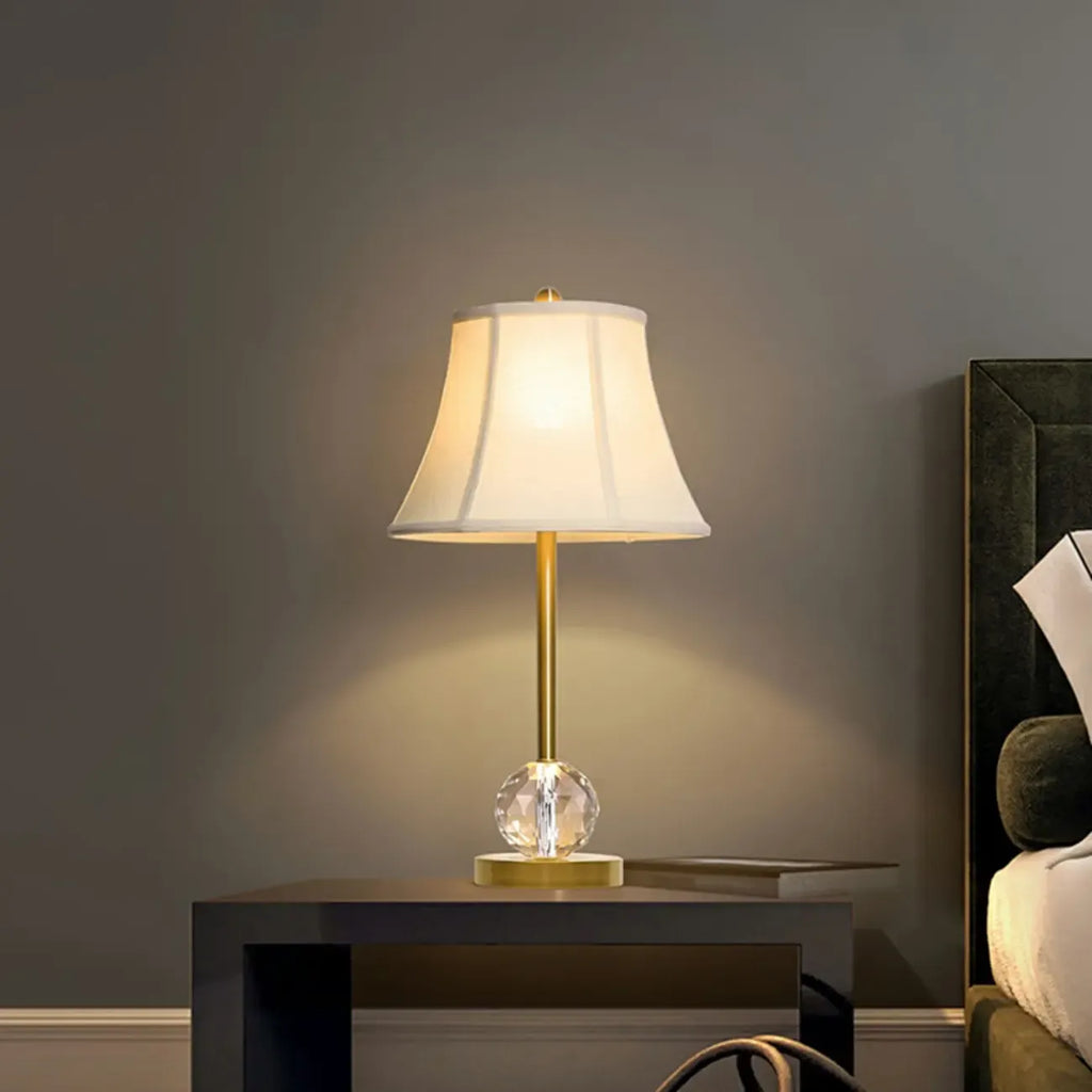 Lampe de table classique blanche à abat-jour géométrique doré pour chambre à coucher