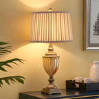 Lampe de table classique géométrique dorée pour usage résidentiel