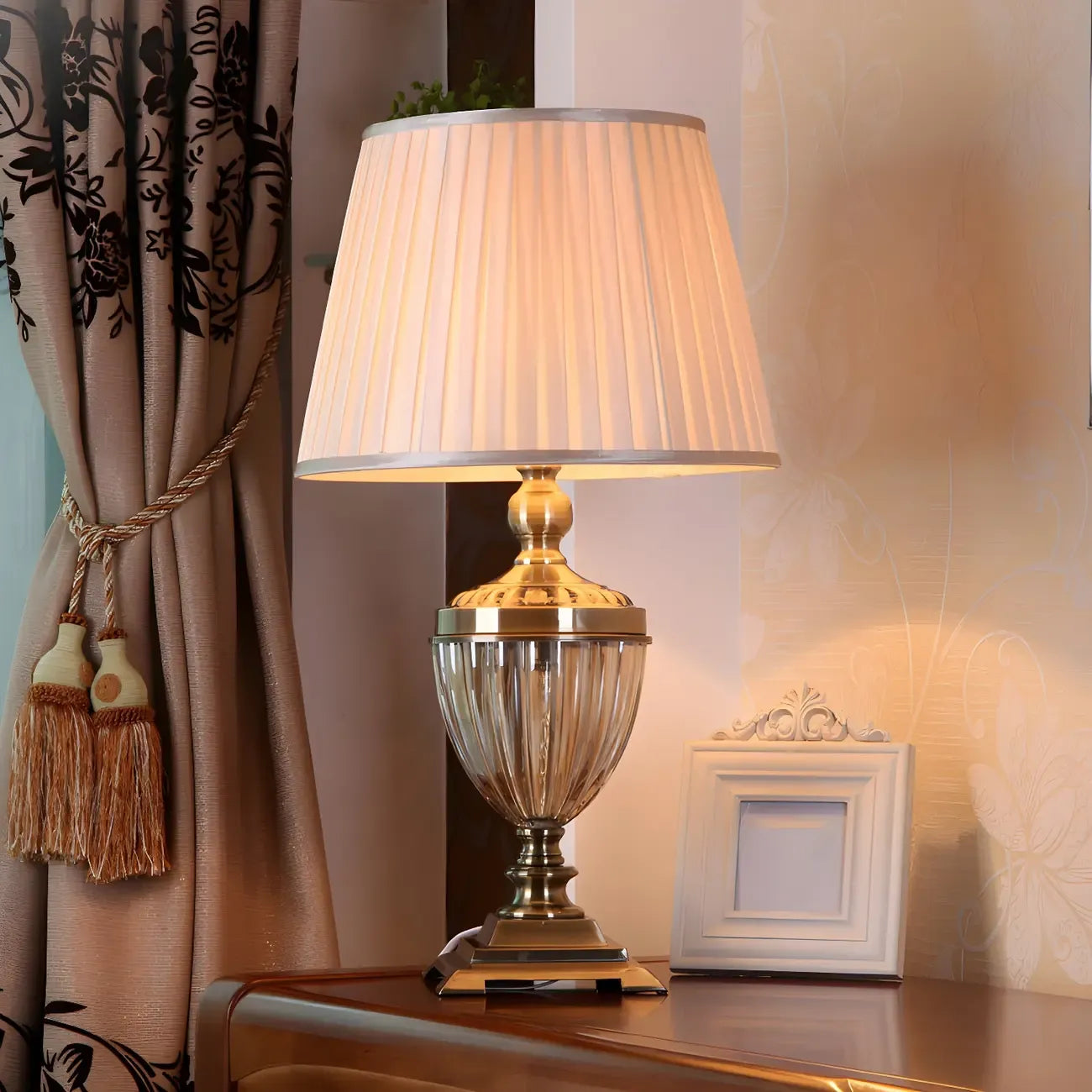 Lampe de table classique géométrique dorée pour usage résidentiel