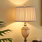 Lampe de table classique géométrique dorée pour usage résidentiel