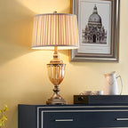 Lampe de table classique géométrique dorée pour usage résidentiel
