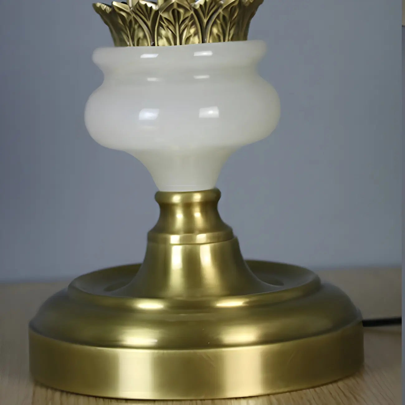 Lampe de table géométrique dorée classique à brancher pour chambre