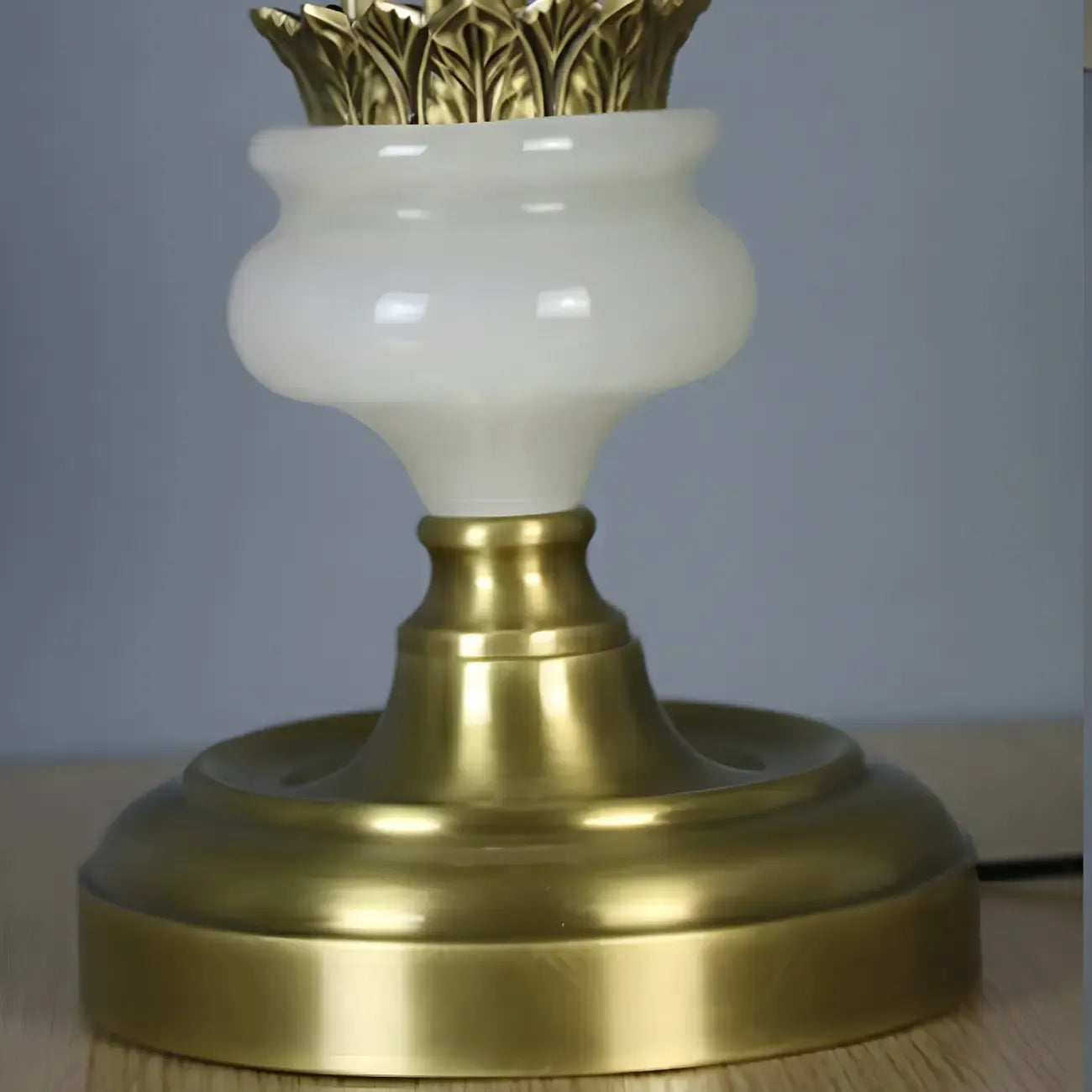 Lampe de table géométrique dorée classique à brancher pour chambre