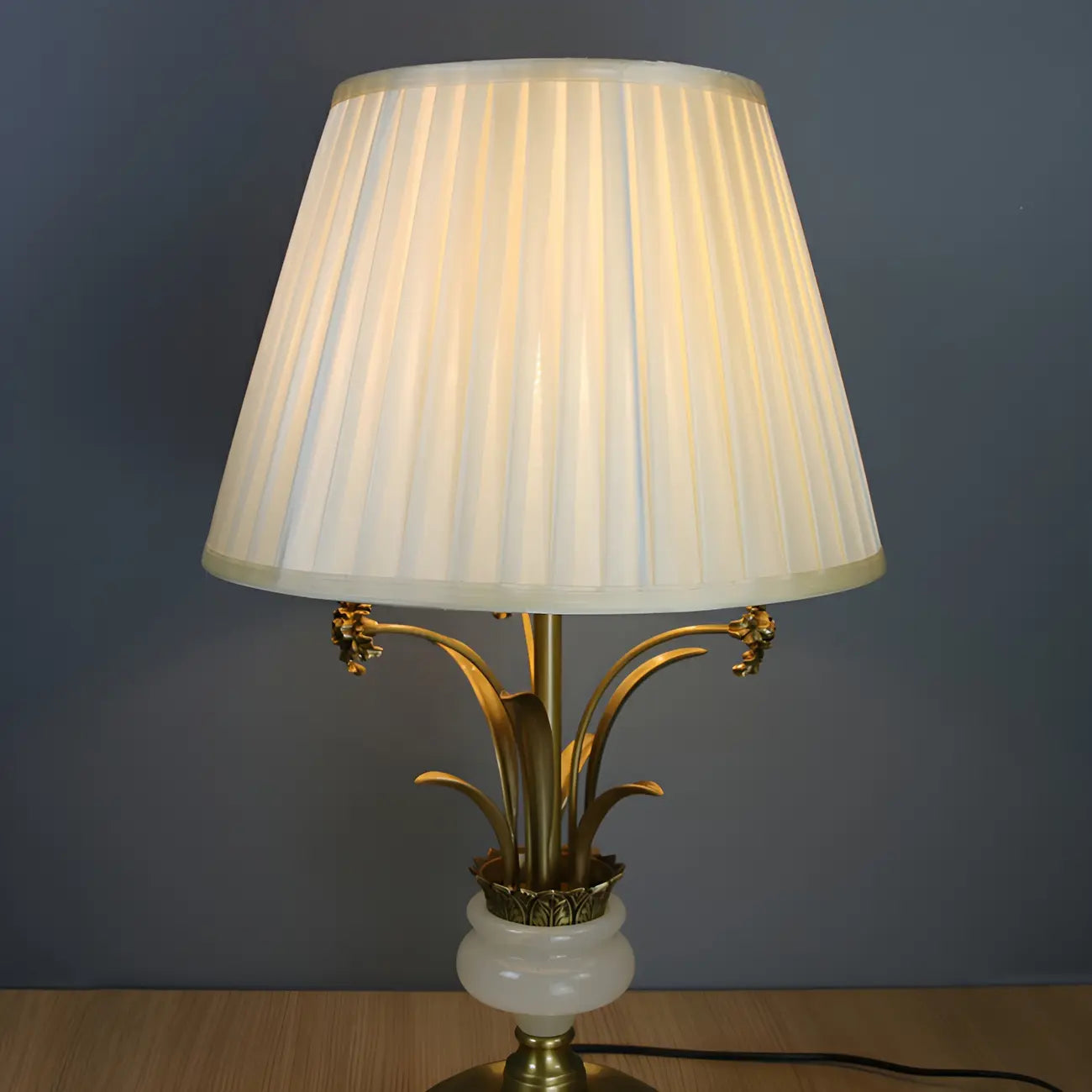 Lampe de table géométrique dorée classique à brancher pour chambre