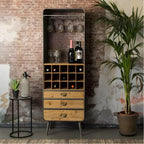 Vitrine industrielle en bois brun avec rangement pour vin