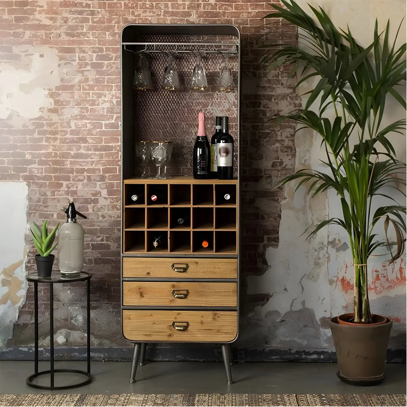 Vitrine industrielle en bois brun avec rangement pour vin
