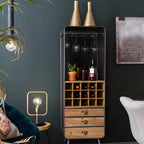 Vitrine industrielle en bois brun avec rangement pour vin