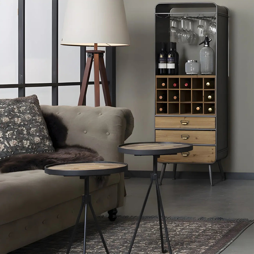 Vitrine industrielle en bois brun avec rangement pour vin