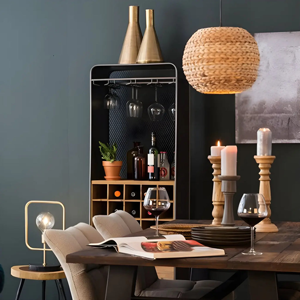 Vitrine industrielle en bois brun avec rangement pour vin