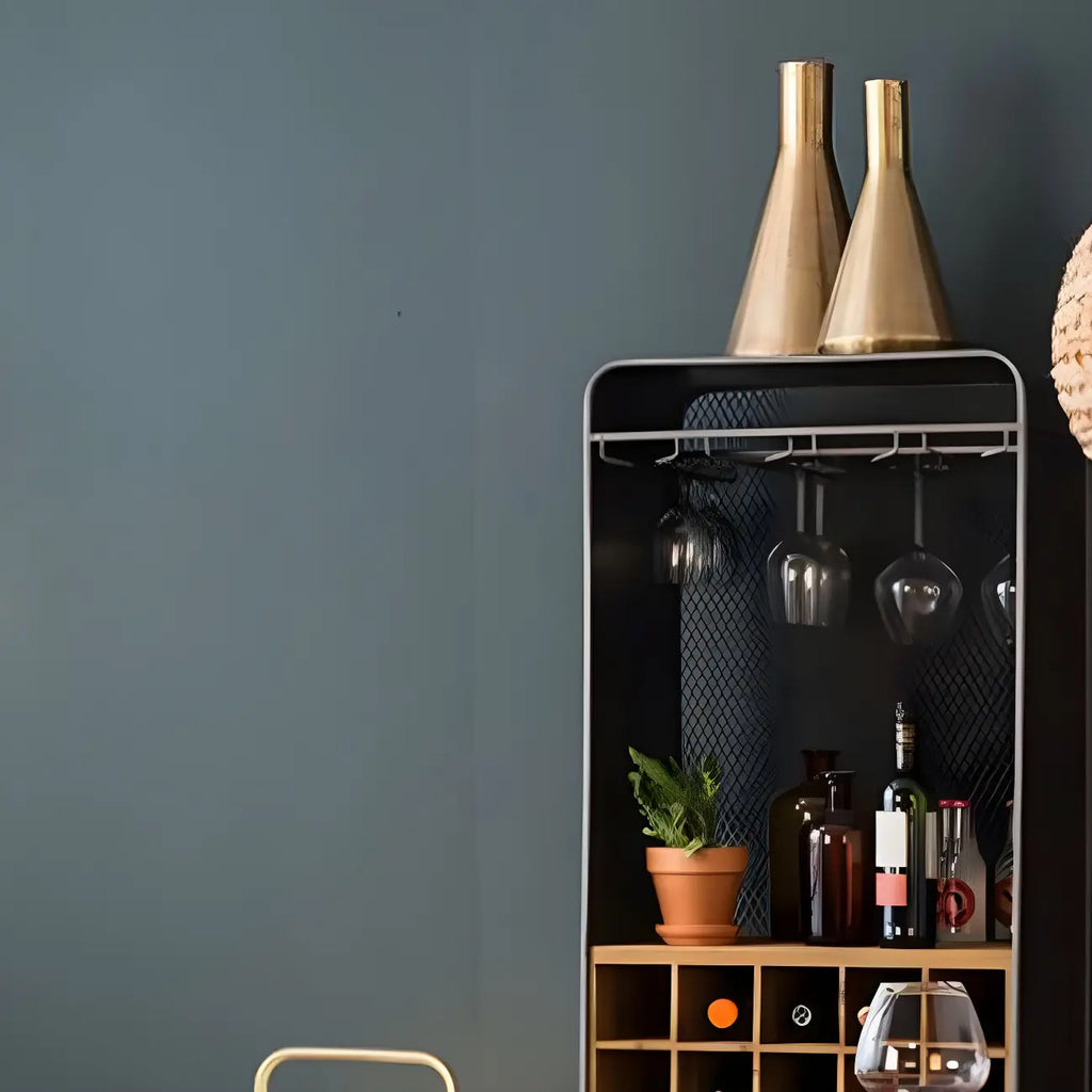 Vitrine industrielle en bois brun avec rangement pour vin
