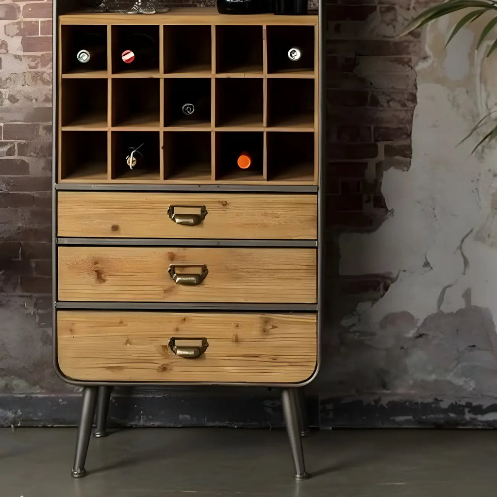 Vitrine industrielle en bois brun avec rangement pour vin